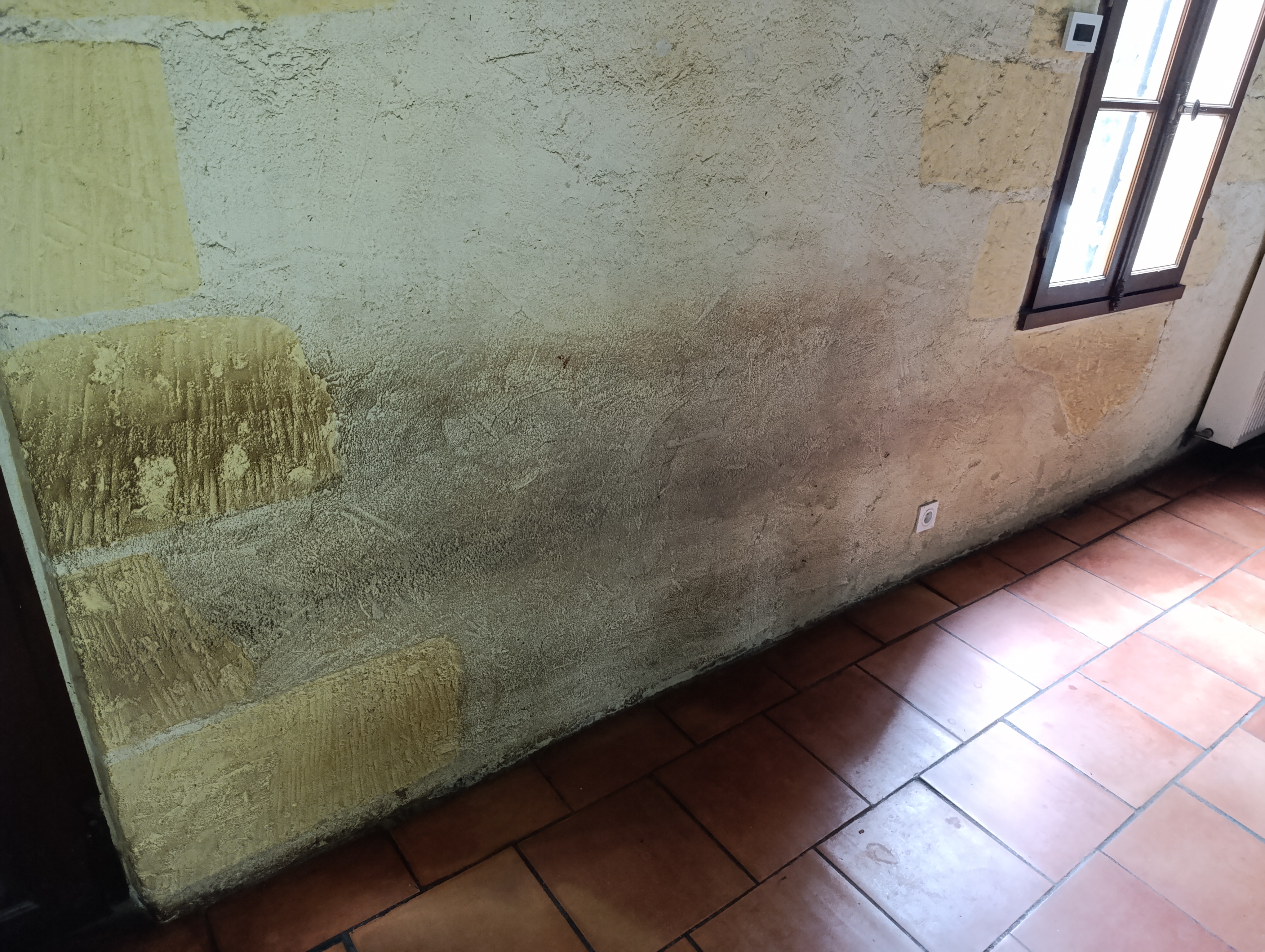 Traces de suie sur un mur après incendie