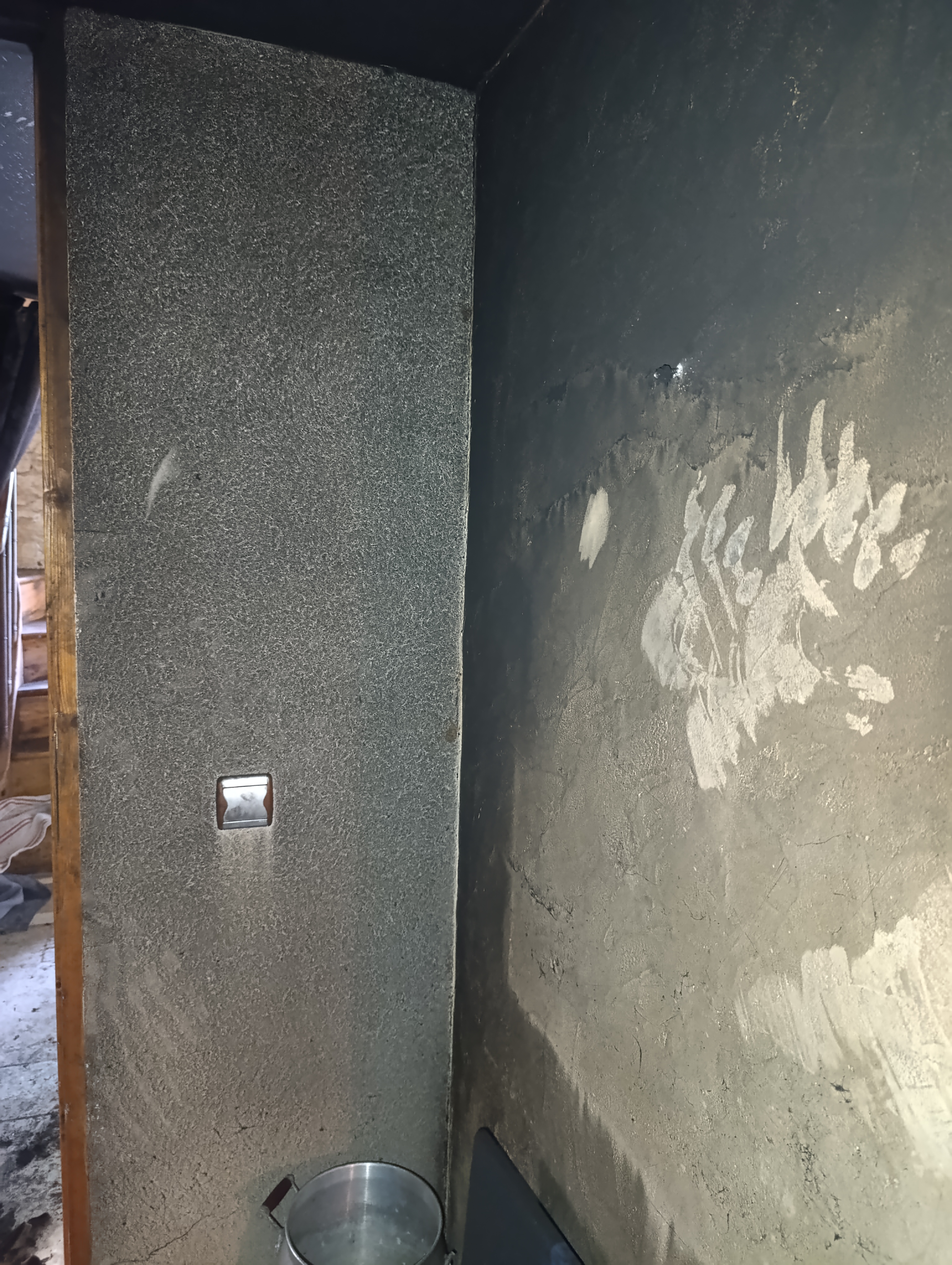 Nettoyage suie et traces de cendre sur murs à Périgueux