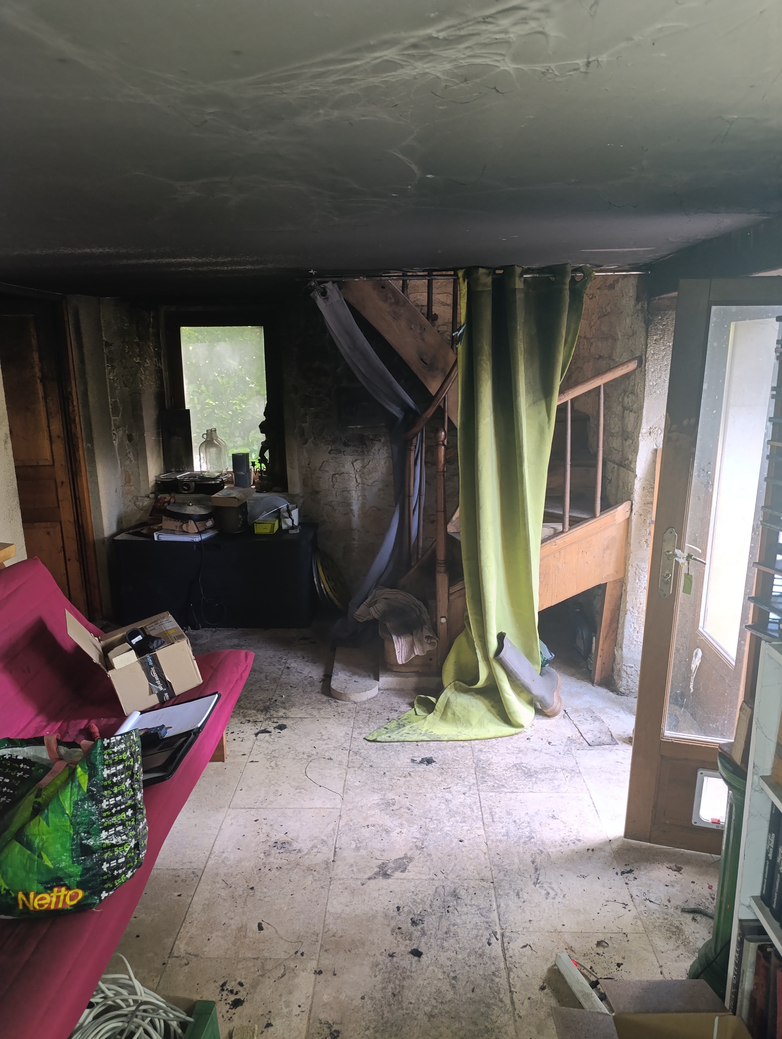 Remise en état après incendie à Périgueux - salon sinistré